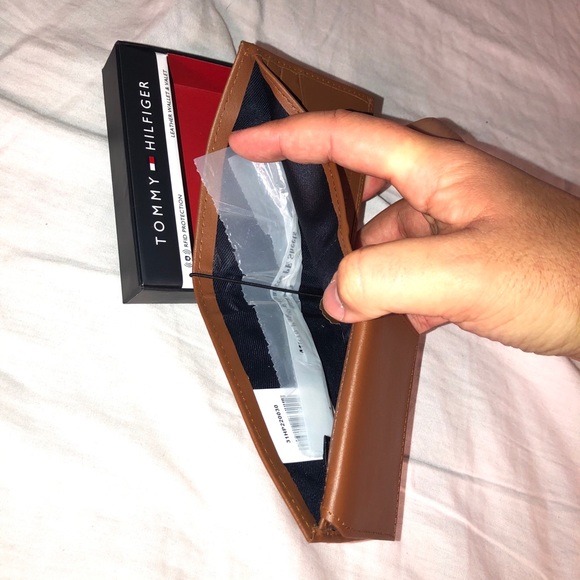 New With Tags Men's Tommy Hilfiger Tan Leather Wallet - Picture 6 of 6